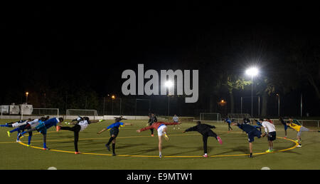 Potsdam, Germania. 26 ott 2014. Il rifugiato soccer team Nulldrei Welcome-United durante il warm-up di Potsdam, Germania, 26 ottobre 2014. Come dei rifugiati recentemente formano una propria squadra di calcio a SV Babelsberg 03. Foto: Oliver Mehlis/dpa/Alamy Live News Foto Stock