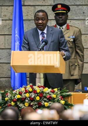 Nairobi, in Kenya. Il 30 ottobre, 2014. Il Presidente keniano Uhuru Kenyatta risolve il primo Africa il trasporto sostenibile Forum (ASTF) di Nairobi. Oltre 42 paesi africani, rappresentata dai ministri dei trasporti, dell'ambiente e altri alti funzionari hanno partecipato all'ASTF, organizzato dal Programma delle Nazioni Unite per l'ambiente (UNEP), la Banca mondiale e l'ONU-Habitat. La riunione, che è ospitato dal governo del Kenya, si propone di attuare azioni concrete per integrare il trasporto sostenibile nella regione di sviluppo e processi di pianificazione. Credito: Xinhua/Alamy Live News Foto Stock