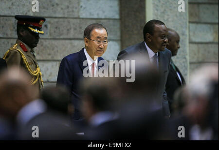 Nairobi, in Kenya. Il 30 ottobre, 2014. Il Segretario Generale delle Nazioni Unite Ban Ki-moon (2 L) e il Presidente keniano Uhuru Kenyatta (3 L) frequentano la prima Africa il trasporto sostenibile Forum (ASTF) a Nairobi. Oltre 42 paesi africani, rappresentata dai ministri dei trasporti, dell'ambiente e altri alti funzionari hanno partecipato all'ASTF, organizzato dal Programma delle Nazioni Unite per l'ambiente (UNEP), la Banca mondiale e l'ONU-Habitat. Credito: Xinhua/Alamy Live News Foto Stock