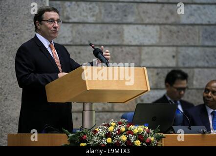 Nairobi, in Kenya. Il 30 ottobre, 2014. Programma delle Nazioni Unite per l'ambiente (UNEP) Direttore Esecutivo Achim Steiner affronta il primo Africa il trasporto sostenibile Forum (ASTF) a Nairobi. Oltre 42 paesi africani, rappresentata dai ministri dei trasporti, dell'ambiente e altri alti funzionari hanno partecipato all'ASTF, organizzato dal Programma delle Nazioni Unite per l'ambiente (UNEP), la Banca mondiale e l'ONU-Habitat. Credito: Xinhua/Alamy Live News Foto Stock