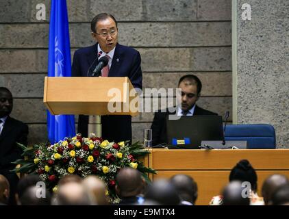 Nairobi, in Kenya. Il 30 ottobre, 2014. Il Segretario Generale delle Nazioni Unite Ban Ki-moon risolve il primo Africa il trasporto sostenibile Forum (ASTF) a Nairobi. Oltre 42 paesi africani, rappresentata dai ministri dei trasporti, dell'ambiente e altri alti funzionari hanno partecipato all'ASTF, organizzato dal Programma delle Nazioni Unite per l'ambiente (UNEP), la Banca mondiale e l'ONU-Habitat. La riunione, che è ospitato dal governo del Kenya, si propone di attuare azioni concrete per integrare il trasporto sostenibile nella regione di sviluppo e processi di pianificazione. Credito: Xinhua/Alamy Live News Foto Stock