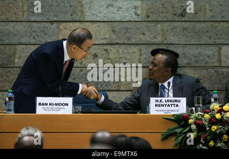 Nairobi, in Kenya. Il 30 ottobre, 2014. Il Segretario Generale delle Nazioni Unite Ban Ki-moon (L) scuote le mani con il presidente keniano Uhuru Kenyatta durante il primo Africa il trasporto sostenibile Forum (ASTF) a Nairobi. Oltre 42 paesi africani, rappresentata dai ministri dei trasporti, dell'ambiente e altri alti funzionari hanno partecipato all'ASTF, organizzato dal Programma delle Nazioni Unite per l'ambiente (UNEP), la Banca mondiale e l'ONU-Habitat. Credito: Xinhua/Alamy Live News Foto Stock