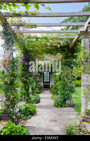 Parte del 300ft lungo Edwardian pergola a West Dean Gardens, West Sussex, in Inghilterra, Regno Unito Foto Stock