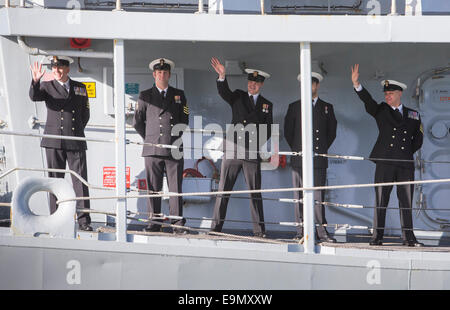 Onda ufficiali per gli amici e la famiglia come il tipo 23 fregata HMS Richmond ritorna a Portsmouth Royal Navy Base a seguito di un 7- Foto Stock