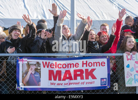 Famiglie onda per i marinai a bordo del tipo 23 fregata HMS Richmond come esso ritorna a Portsmouth Royal Navy Base a seguito di una sette-m Foto Stock