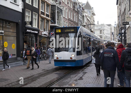 Il tram costeggia Leidsestraat, la strada più alla moda nel centro di Amsterdam, Paesi Bassi. Foto Stock