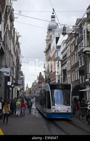 Il tram costeggia Leidsestraat, la strada più alla moda nel centro di Amsterdam, Paesi Bassi. Foto Stock