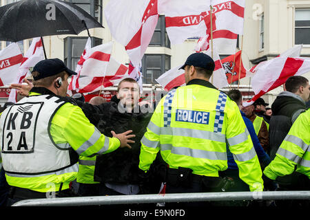 Annuale di San Giorgio il giorno marzo lungo Brighton sea-anteriore da ala destra gruppi EDL e MFE. Essi si erano opposti da gente del posto e i membri di Antifa e UAF. Dotato di: Vista Dove: Brighton, Regno Unito quando: 27 Apr 2014 Foto Stock