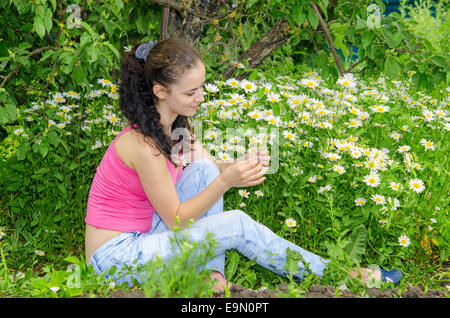 donna in giardino Foto Stock