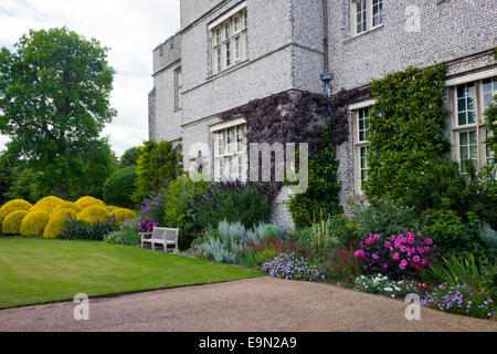 I confini e siepi tagliate nella parte anteriore del West Dean College, West Sussex, in Inghilterra, Regno Unito Foto Stock