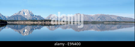 Le Grand Teton Mountains e il Jackson Lake Panorama si riflettono nell'acqua Foto Stock