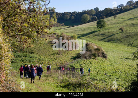 Ramblers nella campagna del Sussex vicino a Amberley Foto Stock