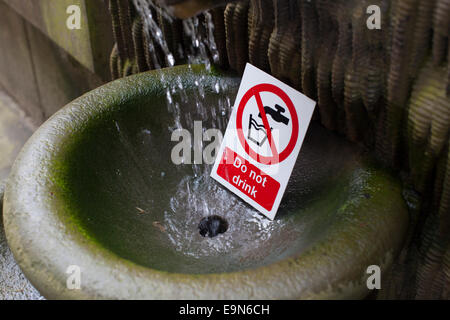 Il Non bere segno in una storica pietra e acqua nella motivazione del Lyme Park, Disley, Cheshire, Inghilterra Foto Stock