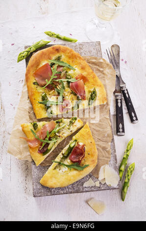 Focaccia con prosciutto e asparagi Foto Stock