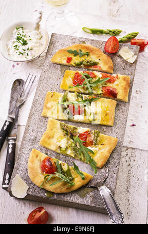 Tarte flambee con mozzarella di bufala e asparagi Foto Stock