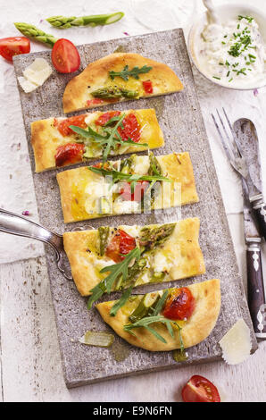 Focaccia con mozzarella di bufala e asparagi Foto Stock