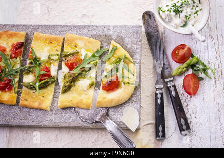 Focaccia con mozzarella di bufala e asparagi Foto Stock