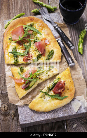 Pane piatto con asparagi e prosciutto Foto Stock