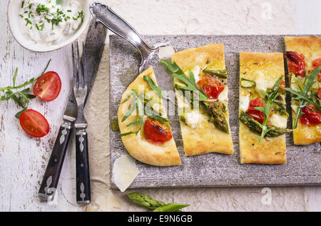 Tarte flambee con mozzarella di bufala e rucola Foto Stock