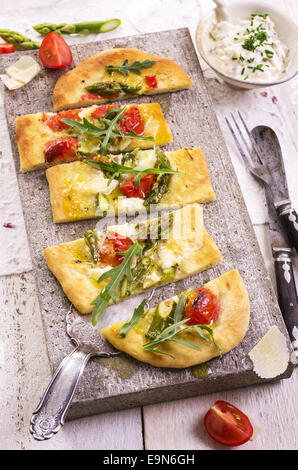 Tarte flambee con mozzarella e pomodoro Foto Stock