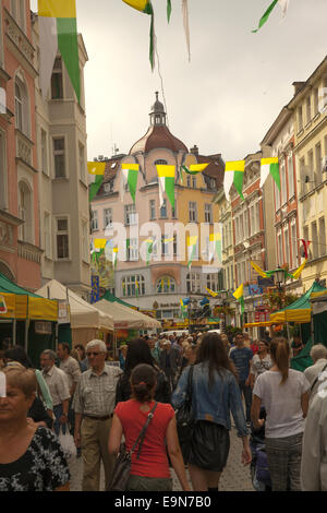 Le persone si divertono nel centro della città vecchia di Zielona Gora in Polonia durante la stagione estiva con Folk Arts Festival. Foto Stock