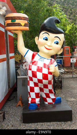 CIBOLA COUNTY, NEW MEXICO - Ottobre 6, 2014: Un antico di Bob Big Boy mascotte statua trovata in un negozio di antiquariato lungo la Route 66 Foto Stock