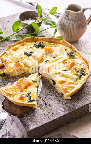 Quiche con asparagi e salmone Foto Stock