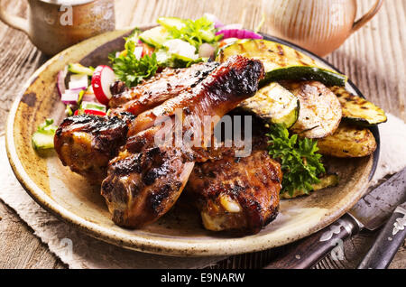 Pollo alla griglia con verdure Foto Stock