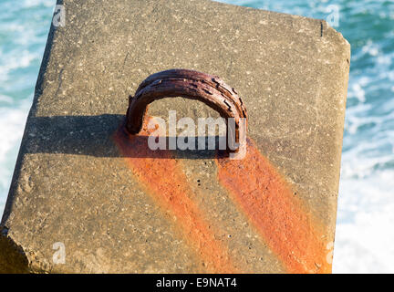 Grande anello metallico per ormeggio Barca Foto Stock