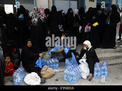 Rafah nella striscia di Gaza, Territori palestinesi. 30 ott 2014. Profughi palestinesi ricevere forniture alimentari presso una scuola DELLE NAZIONI UNITE, a Rafah nel sud della striscia di Gaza, Ottobre 31, 2014. Credito: ZUMA Press, Inc./Alamy Live News Foto Stock