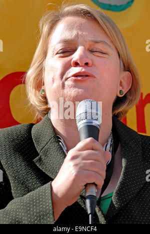 Natalie Bennett (leader, il Partito dei Verdi di Inghilterra e Galles) parlando a Londra la protesta contro i tagli in aiuto legale, 2014 Foto Stock