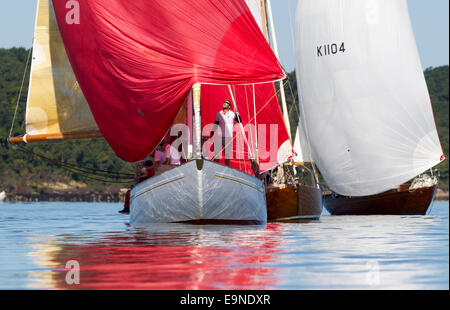 Cetewayo (sinistra) e altri yacht concorrenti del Panerai British Classic Week regata a vela tentativo di infastidire alcuni vento in t Foto Stock