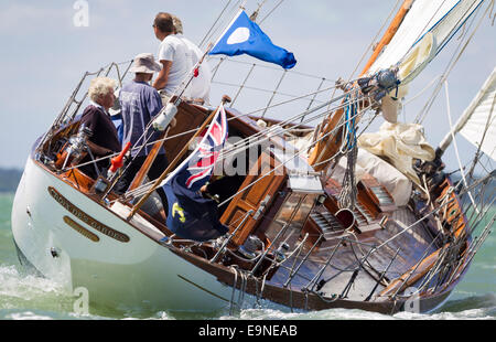 Croix des Gardes compete nel Panerai British Classic Week regata a vela all inizio della loro razza costiera da Cowes, ISL Foto Stock