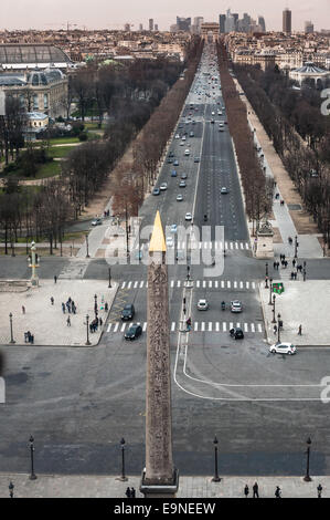 Cercando la Avenue des Champs-Élysées con l'obelisco di Luxor in primo piano-Parigi Francia. Shot presi dalla ruota panoramica Ferris Foto Stock