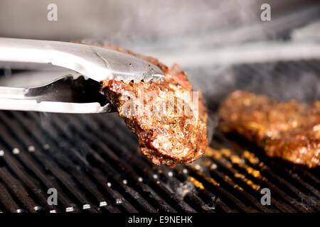 Bistecca di cottura alla griglia sul barbeque quasi pronto Foto Stock