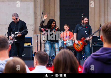 Il Covent Garden di Londra, Regno Unito. Il 30 ottobre, 2014. Essi Royal British Legion Papavero del giorno a Londra centrata attorno a Covent Garden dove gruppi musicali, cori, classica e pop musicisti che hanno intrattenuto la folla come Air Force il personale che esegue le benne di donazione venduto papaveri, sperando di sollevare in eccesso di £ 1 milioni. Nella foto: Rock band Mixtape Nazione esegue per la folla in Covent Garden. Credito: Paolo Davey/Alamy Live News Foto Stock