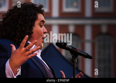 Il Covent Garden di Londra, Regno Unito. Il 30 ottobre, 2014. Essi Royal British Legion Papavero del giorno a Londra centrata attorno a Covent Garden dove gruppi musicali, cori, classica e pop musicisti che hanno intrattenuto la folla come Air Force il personale che esegue le benne di donazione venduto papaveri, sperando di sollevare in eccesso di £ 1 milioni. Nella foto: il tenore Jonathan Antoine intrattiene la folla in Covent Garden. Credito: Paolo Davey/Alamy Live News Foto Stock