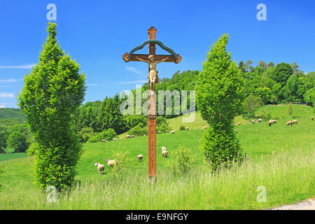Edicola croce sul Giura Svevo, Germania Foto Stock