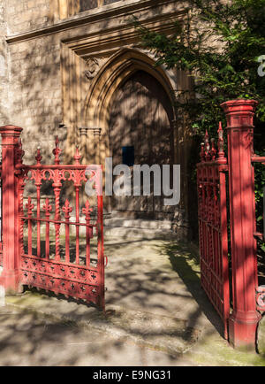 Un rosso si apre la porta ad un arcuato porta di legno a San Sepolcro-senza-Newgate Holburn viadotto London Inghilterra England Foto Stock