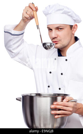 L'uomo cuocere tenendo la pentola e la siviera Foto Stock