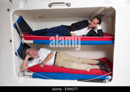 Il Sir Robin Knox-Johnston, Presidente della Race Clipper e Sir Ben Ainslie a bordo di uno yacht Clipper. Foto Stock