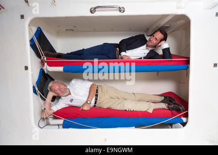 Il Sir Robin Knox-Johnston, Presidente della Race Clipper e Sir Ben Ainslie a bordo di uno yacht Clipper. Foto Stock