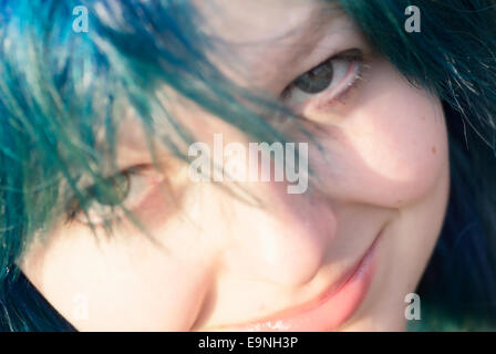 Ragazza con i capelli blu Foto Stock