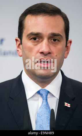 Berlino, Germania. 30 ott 2014. Georgian Ministro della difesa Irakli Alasania fa una dichiarazione poco dopo essere stato accolto dal ministro tedesco della difesa a Berlino (Germania), 30 ottobre 2014. © dpa picture alliance/Alamy Live News Foto Stock