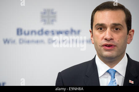 Berlino, Germania. 30 ott 2014. Georgian Ministro della difesa Irakli Alasania fa una dichiarazione poco dopo essere stato accolto dal ministro tedesco della difesa a Berlino (Germania), 30 ottobre 2014. © dpa picture alliance/Alamy Live News Foto Stock