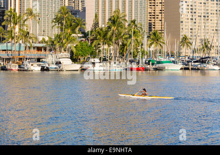 Ragazza giovane pagaie Hawaiian canoa Foto Stock