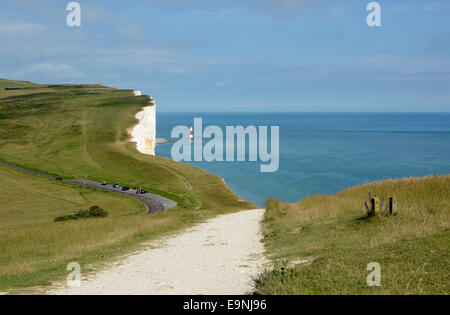 Faro sotto il bianco gesso scogliere di Beachy Head vicino a Eastbourne in East Sussex. Inghilterra Foto Stock
