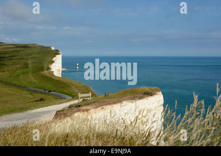 Faro sotto il bianco gesso scogliere di Beachy Head vicino a Eastbourne in East Sussex. Inghilterra Foto Stock