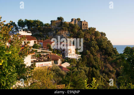 Epiro e Grecia. Città di Parga e la sua collina del castello veneziano. 2014. Foto Stock