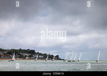 Il Solent Sunbeam fleet racing sotto cieli inclemente nel giorno di apertura di Aberdeen Asset Management Cowes Week. L'evento bega Foto Stock